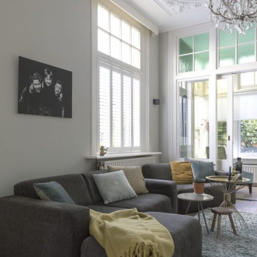 Styling22-interieurplan-woonkamer-zithoek-bank-fauteuil-vloerkleed-jaren-30-woning-Dieren