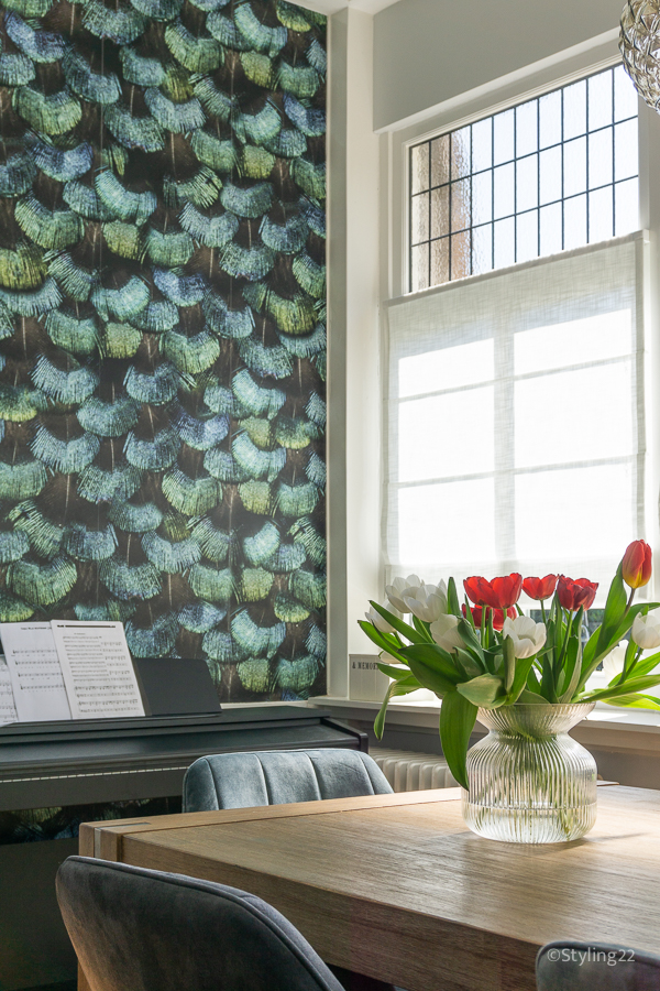 Styling22-interieuradvies-kleurrijk-behang-eethoek-glas-in-lood-jaren20huis-Apeldoorn-348