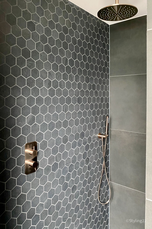 Interieuradvies-kleuradvies-Styling22-brons-koper-douche-badkamer-hexagon-tegels